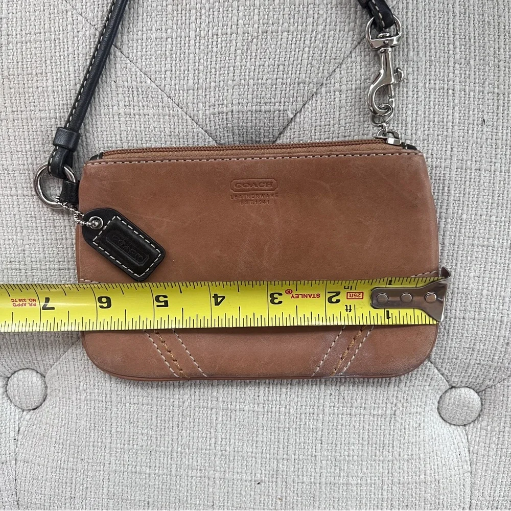 Coach leather Tan elegant Wristlet